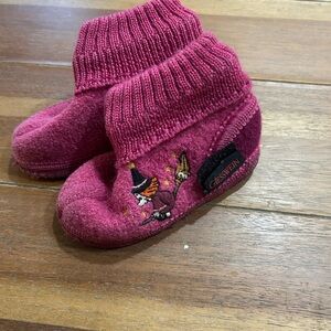 Giesswein Fuchsia Wool Slippers with Embroidery